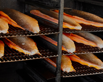 Rökning av fisk i Blå Hoddans rökeri